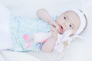 Portrait d’un bébé en séance photo au studio IDV Photographies