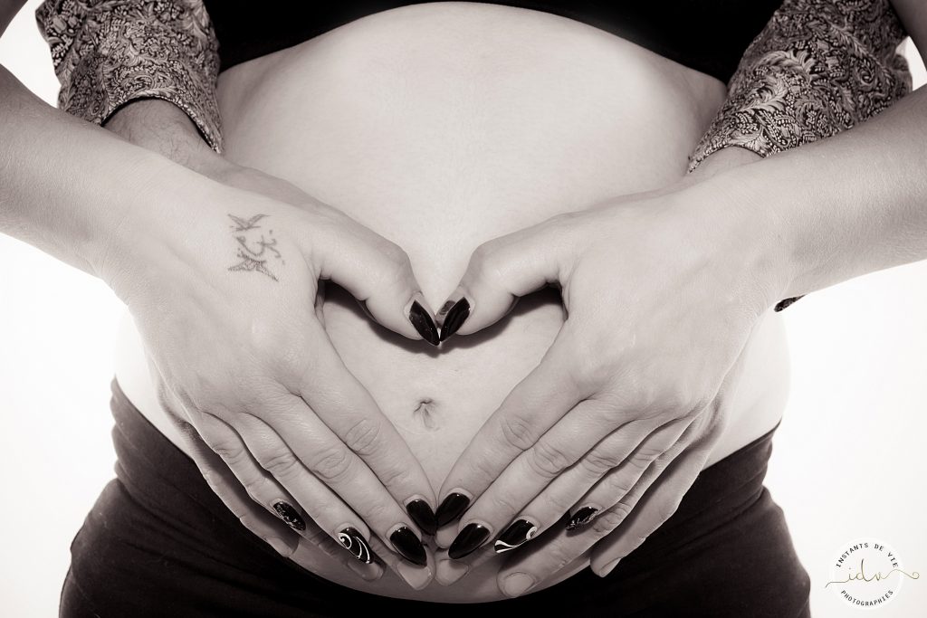 Femme enceinte en séance photo grossesse en studio